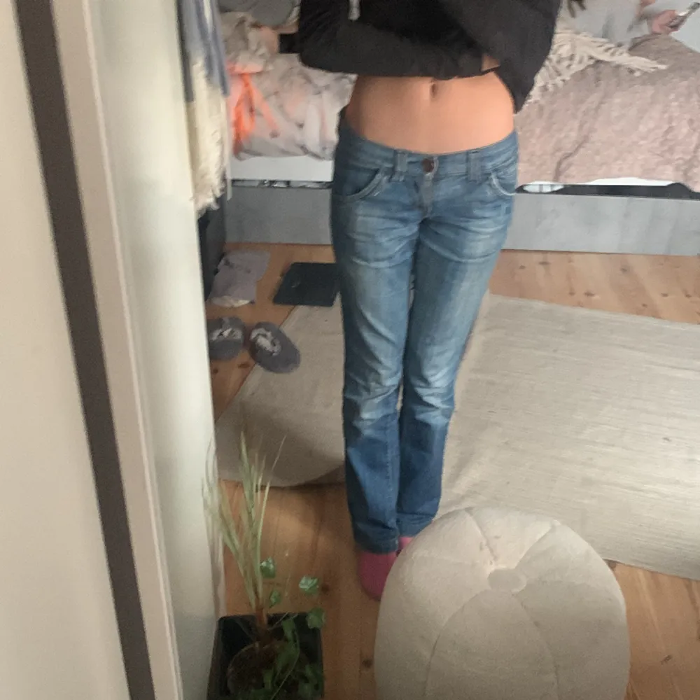 Jeans från 2000 talet bra sick dem ska vara bootcut men dem är stora på mig så dem sitter inte så bra jag är 170cm å längden är perfekt 💕dem är från miss sixty . Jeans & Byxor.