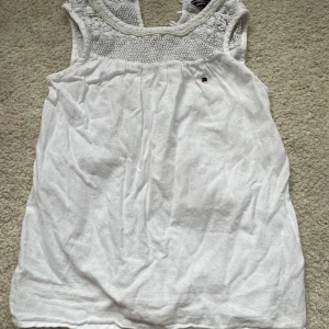 Vit linne - Vit linne från tommy hilfiger som är köpt second hand. Tyvärr fattas det en knapp på ryggen 