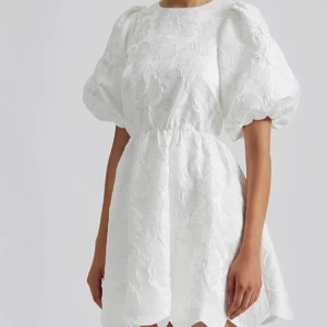 Intressekoll by malina klänning - Beställde hem denna by malina klänning till studenten i strl Xs. Den är numera slutsåld i den storleken och kollar om någon skulle vara intresserad av att köpa. Kom med bud. Nypris 2800. Skriv för fler bilder