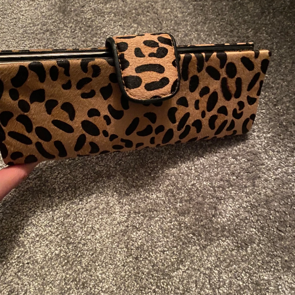 Kuvertväska leopardmönstrad