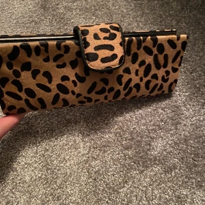 Kuvertväska leopardmönstrad  - Kuvertväska i leopardmönster äkta läder från Faith, använd 2-3 gånger