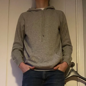 Cashmere hoodie - Sjukt snygg Cashmere hoodie från Davida 100% cashmere, i storlek L men passar även m, i mycket bra skick. Kan gå ner i pris vid snabb affär, möts upp i sthlm området.  Hör av er vid eventuella frågor. 