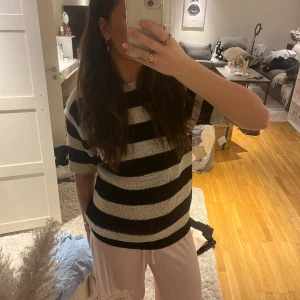 Stickad t-shirts  - Super fin stickad T-shirt, nästan aldrig använd! Sälj pgd av flytt kaos🩷