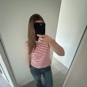 Zara T-shirt  - Säljer denna randiga T-shirt från zara, knappt använd🩷🩷