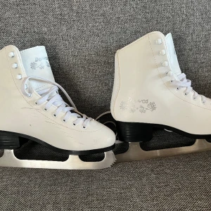 Skridskor strl 36, knappt använda  - Vita konståkningsskridskor strl 36. Märke: Davos. Använda endast tre gånger!