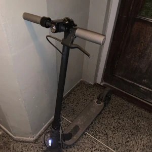 El scooter  - Hej jag säljer nu min el scooter eftersom att jag inte har någon nytta och har flyttat till en annan stad. Skicket är helt perfekt men en liten skada där bak då den inte har skydd över bakhjulet men är enkelt och fixa 1000kr men priset kan diskuteras