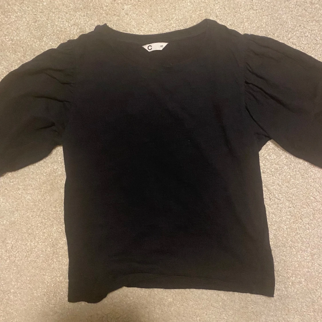 svart tröja med puffärmar - 90