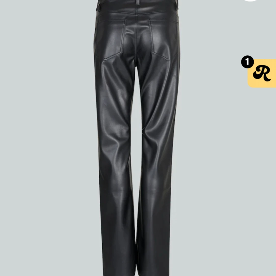 Säljer dessa sååå fina skinnbyxor från bikbok  - 90