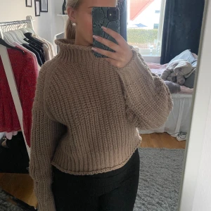 Beige stickad tröja - Beige grovstickad tröja med halvpolo🤎Supermjukt material! I mycket bra skick🙌🏼