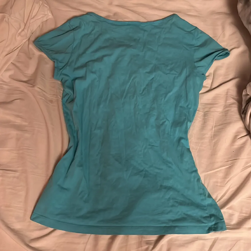 Jättefin blå t-shirt från esprit💕. T-shirts.