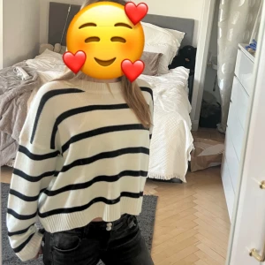 Randig tröja ifrån Shein - Tröja från shein i toppen skick! Randigt mönster i färgerna svart och vit🩶 Pris kan diskuteras som alla andra plagg jag säljer💕 Storlek S. 