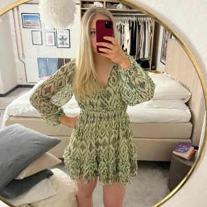 Mönstrad sommarklänning från Zara  - Mönstrad sommarklänning från Zara💚Använd fåtal gånger💕
