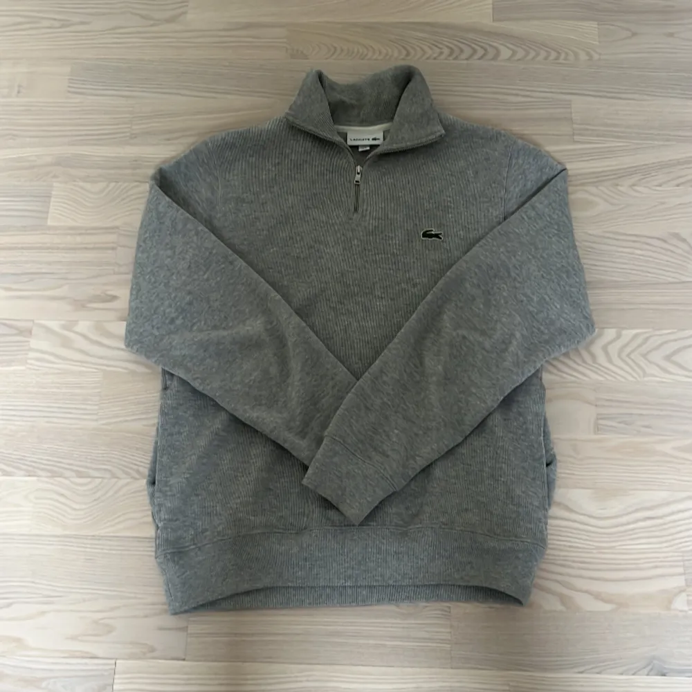 Säljer min Lacoste half zip väldigt bra skick använd väldigt några gånger priset kan diskuteras vid en snabb affär mer info eller bilder skriv . Hoodies.