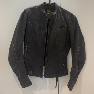Jeans jacka  - Jätte fin jacka, mycket bra passform. En knap har försvunnit skriv för bild
