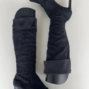 Gino Ventori stövlar - Gino Ventori stövlar med pointed square toe. Knappt använda, men har lite tröga dragkedjor🫶 Kan mötas upp i sthlm annars står köparen för frakten!🌸