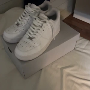 Air forces - Helt nya airforces endast använda 2 gånger. Perfekt skick och super bra sommarsko som passar till näst intill allt. Nypris 1100. Prutbara speciellt vid snabb affär.