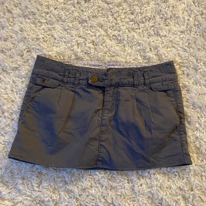 Minikjol  - Vintage minikjol i strl 32🩶 bleckningsfläckar på baksidan som syns på bilderna