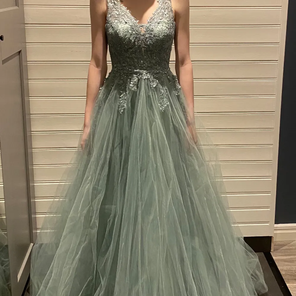 En lång bal klänningen med kristall detaljer (För fler bilder fråga). Klänningar.