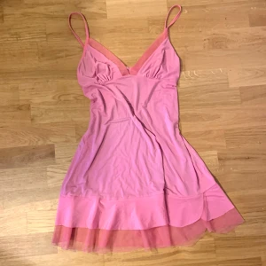 Rosa klänning - Rosa tunn klänning. Ganska seethrough. Står ingen storlek men sitter som M ungefär