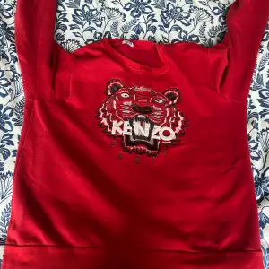 Säljer nu min kenzo tröja, har haft den några år men den har aldrig kommit till användning Skick: 8/10 Den är lite Knopprig på kenzi texten men det är inget som syns 