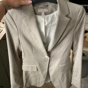 Kavaj  - Kavaj, storlek 34 från Hm.  Använd en gång, jag står inte för frakten 😊