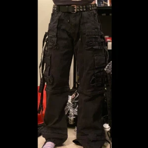 Gothicana abaddon cargopants - Köptes på sellpy men inte blivit använda i och med att de skrev storleken fel och de är för stora. De går upp över naveln på mig som är 173. OBS! Det saknas ett par kedjor.