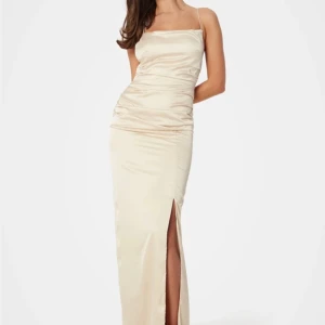 Balklänning🥰🥰 - Säljer min fina klänning från bubbelroomi storlek 36 (s)🤗 endast använd 1 enda gång och är som ny, köpt för 999kr säljer för 750kr + frakt🫶🏼 Skriv för fler frågor:)