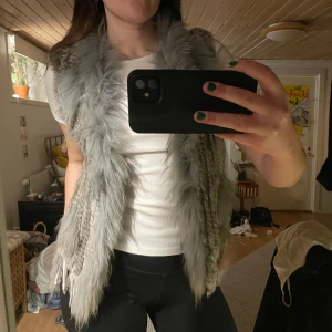 Päls-väst - En gullig och mysig pälsväst. Den är tunn och luftig. Köpt begagnad men aldrig använd av mig. Fint skick!🌟