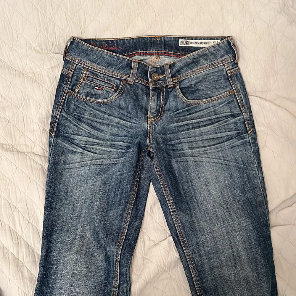 Vintage low waist bootcut jeans från Tommy Hilfiger! Jättebra skick, inga defekter! Midja: 37cm, innerben: 78cm 💗 har fler jeans och byxor i min profil!!. Jeans & Byxor.