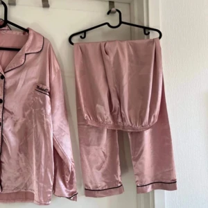 Pyjamas - Pyjamas i mjukt satintyg