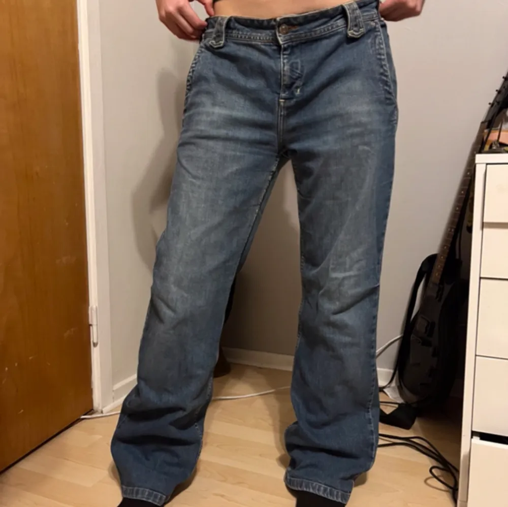 unika raka/baggy jeans med coola fickor och ett spänne på baksidan för att justera midjan!   -midjemått rakt över= 46cm -innerbenslängd= 80 cm -Längd på hela= 106 cm . Jeans & Byxor.