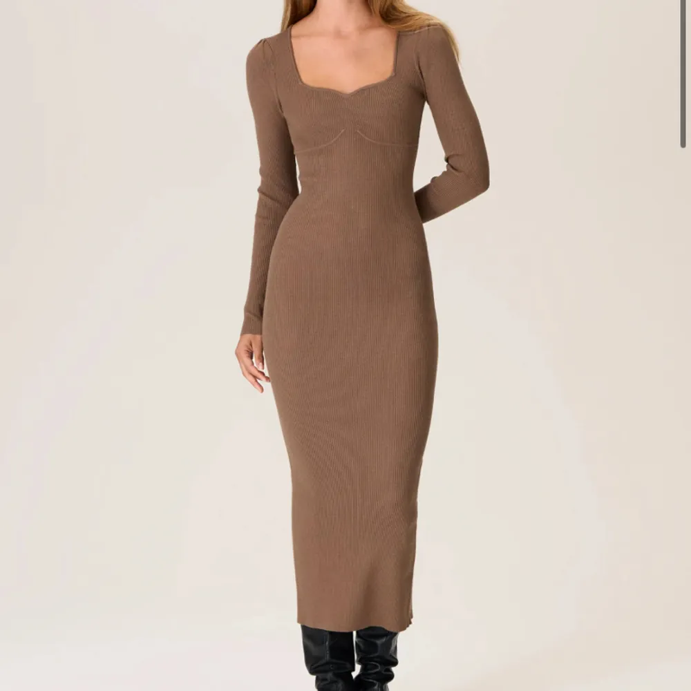Säljer denna superfina klänning från ADOORE som knappt är använd i jätte bra skick!! Köpt för 1.400kr. Klänningar.