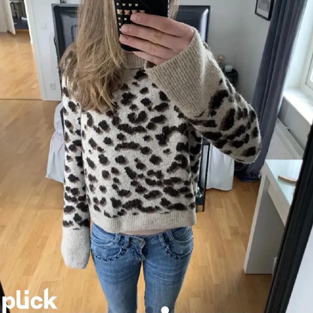 Säljer denna trendiga leopard tröjan, den är i fin sckik och har inga difekter. . Hoodies.