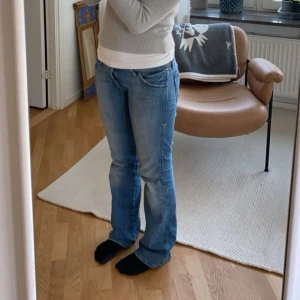 Low waist bootcut jeans - Säljer dessa lågmidjade bootcut jeansen med fint tryck på bakfickorna, super bra skick jag säljer de då det inte kommer till användning längre 