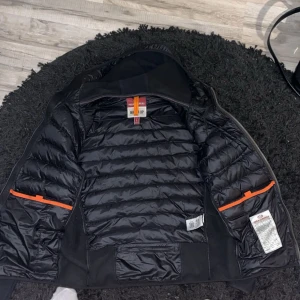 Parajumper cardigan - Säljer nu min parajumper cardigan. Den är i storlek L och är använd x antal gånger. Skicket 9/10 välldigt bra skick. Priset kan diskuteras. Hör av er om ni har några frågor.