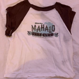 T-shirt - En t-shirt som ger sommar och tropisk vibe, som säljs då den tyvärr inte kommer till användning!