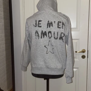 Fin grå hoodie ❤️ - En jätte fin hoodie från Gina Tricot köpt för 250kr  i storlek 146/152 Har haft på mig få tal gånger. ❤️ Köpare står för frakt