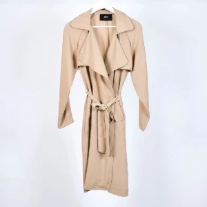 Trenchcoat  - Säljer en helt oanvänd tunn trenchcoat från bikbok i strl xs/s 