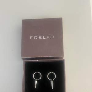 Säljer dessa Edblad örhängen eftersom att dom aldrig kommer till användning längre💘💕