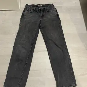 Ett par svarta low straight jeans från ginatricot som inte kommer till användning längre, köpt för 500kr.