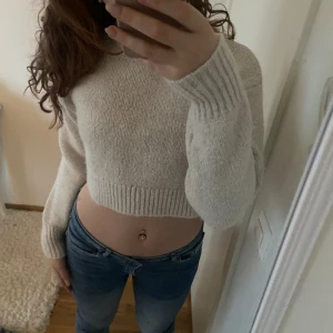 Jättesjuk och söt stickad tröja ifrån HM - Sthlms-stil tröja i jättemysigt material. Jättejätte-ljusblå.  Utan defekter och köptes för ungefär för en månad senas, nypris: 380 kr  