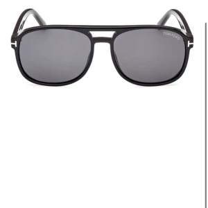 Tom Ford solglasögon  - Tjena säljer ett par tom Ford solglasögon som är i bra skick och riktigt feta! Tyvärr ingen kvitto kvar men du får box,glasögonfodral,och en duk 