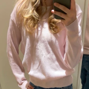 Rosa Stickad Tröja - säljer min rosa lite v-ringade tröja, köpt secondhand. Säljer pga att den inte kommer till så mycket användning, inga defekter. 🩷