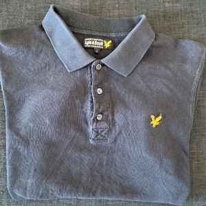Lyle&scott  - En fin lyle scott tröja|| som är i färgen svart|| storleken är L|| pris 100kr vid frågor eller funderingar kontakta oss!!
