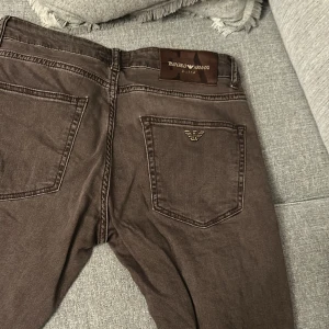 Emporio Armani jeans - Gammla jeans, har inte använt så mycket . Väldigt fina jeans i bra skick! Storlek 31/32