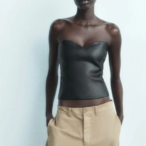 Svart topp - Säljer denna topp ifrån zara då den inte kom till användning, den är storlek L men passar S ungefär då den är väldigt liten i storleken❤️