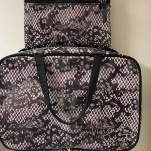 Victorias secret make up bag  - Stor kan hängas på väggen smidiga fack bra skick!