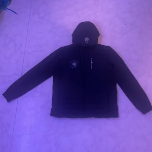 Sail Racing Jacka - Säljer nu sonens gammls jacka för 1000kr då ny pris är 2000kr, den är i jättefint skick och har inga hål eller skador (Jackans storlek är 170). Vid intresse så är det bara till att skriva☺️ frakt fåt köparen själv stå för, men kan även hämtas i malmö👍