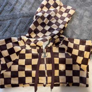 Mycket fint skick!  Limited färg som heter ”Brown Checkerboard” och såldes på Urban Outfitters under en kort period.  Jacka i strl S och byxa i XS. 