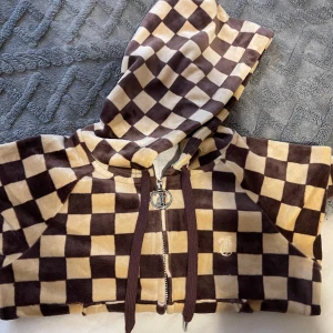 Juicy Couture set XS  - Mycket fint skick!  Limited färg som heter ”Brown Checkerboard” och såldes på Urban Outfitters under en kort period.  Jacka i strl S och byxa i XS. 